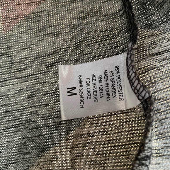 Olivia Blu Top Size Medium O Circle Ring Short Sleeve - Picture 4 of 6